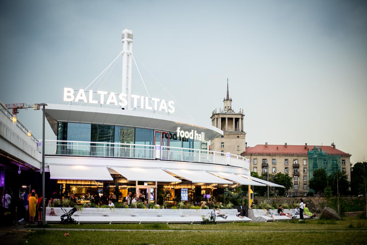„Baltas Tiltas“ Food Court restoranų erdvė